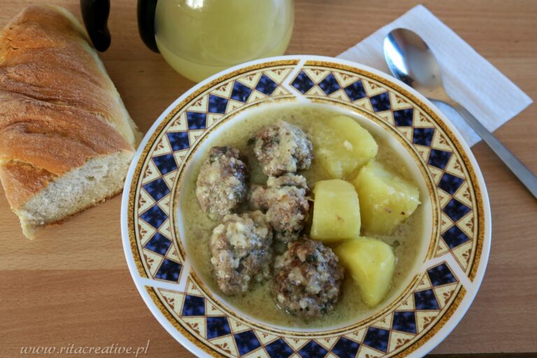 Klopsiki w sosie cytrynowym – giouvarlakia avgolemono