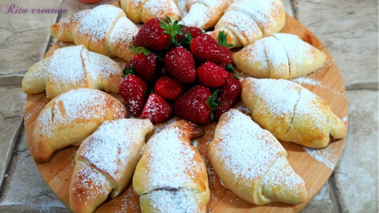 Rogaliki Drożdżowe z czekoladą i truskawkami 5 (1)