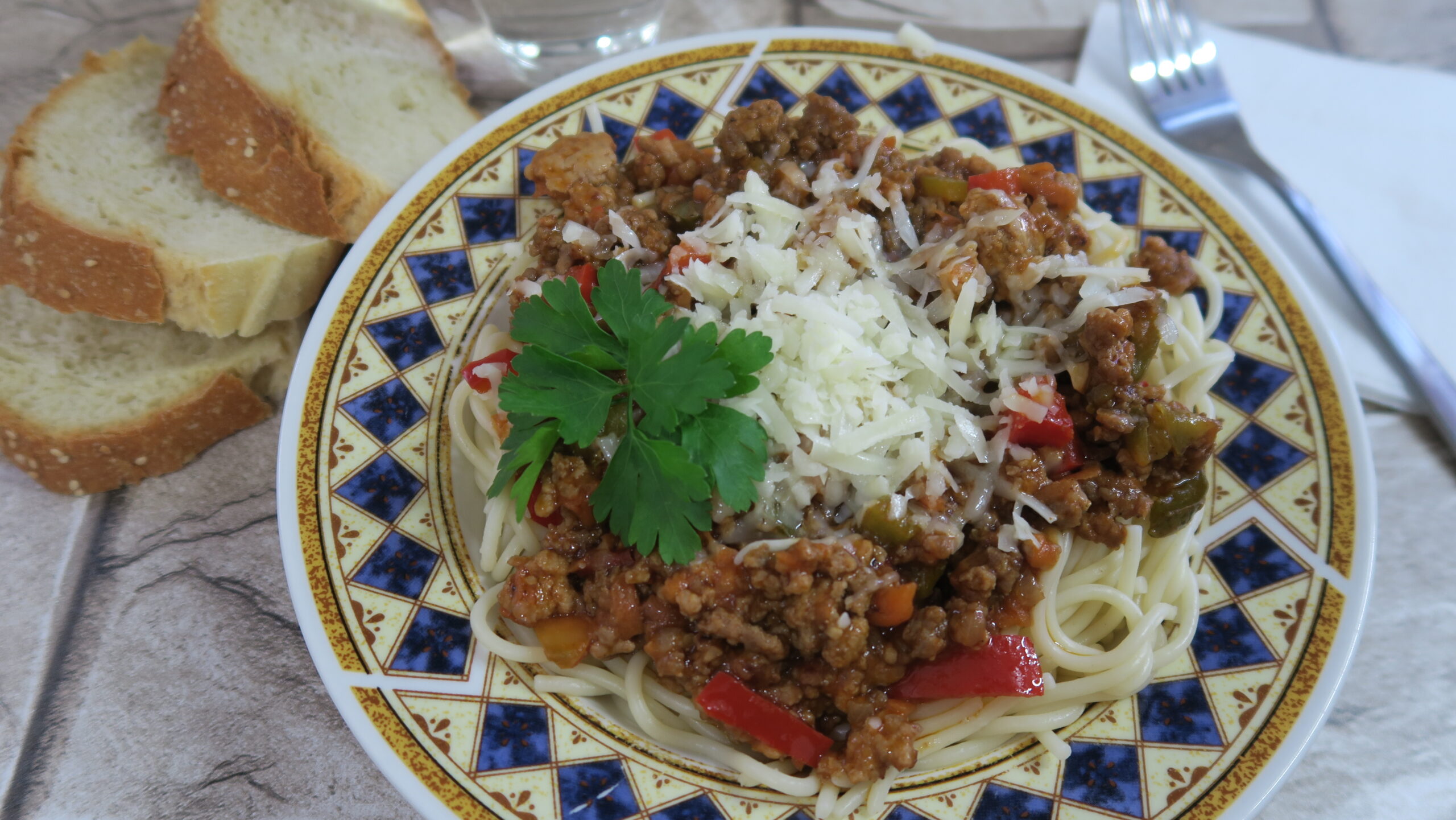 SPAGHETTI Z MIĘSEM MIELONYM spaghetti-bolognese