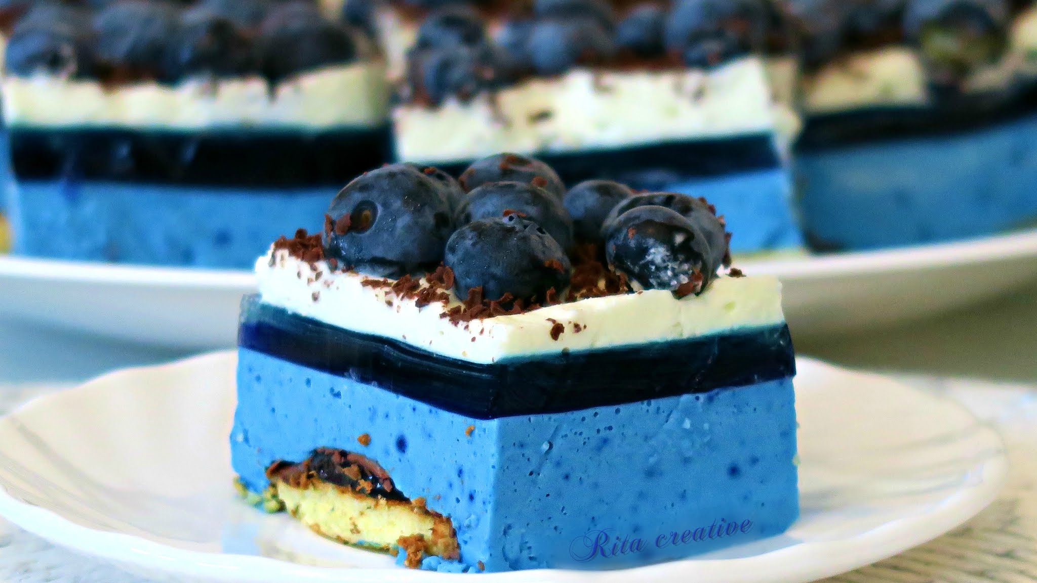 niebieski-sernik-smerf-z-borówkami