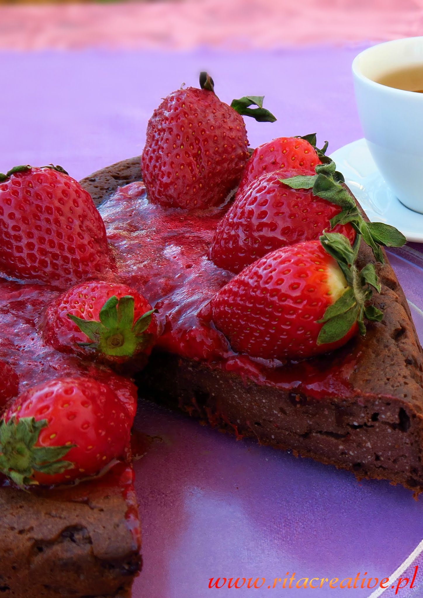 walentynkowy-sernik-czekoladowy czekoladowy-sernik-z-truskawkami-na-walentynki