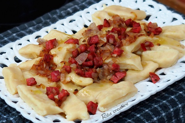 Kopytka z Cebulą i Kiełbasą