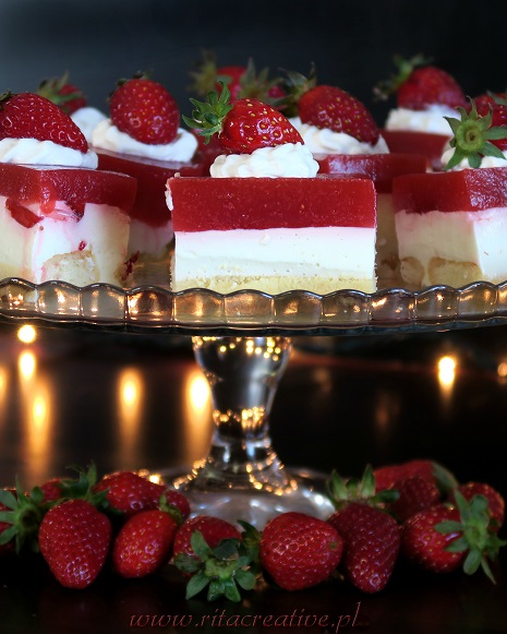 jogurtowiec truskawkowy ciasto z truskawkami i jogurtem