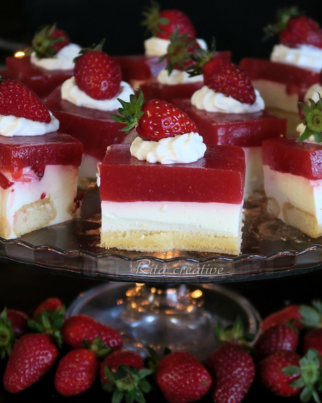 jogurtowiec truskawkowy ciasto z jogurtem i truskawkami