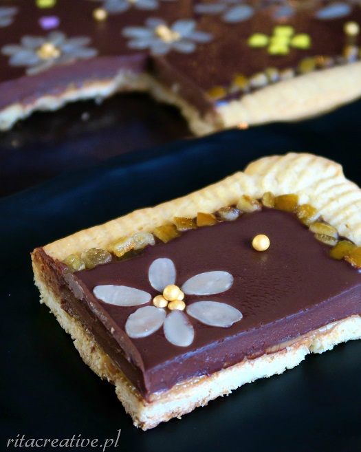 mazurek czekoladowo kajmakowy na wielkanoc mazurek wielkanocny z kajmakiem czekoladą i bakaliami
