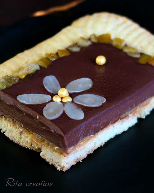 Wielkanocny mazurek czekoladowo kajmakowy mazurek wielkanocny z kajmakiem i czekoladą udekorowany bakaliami