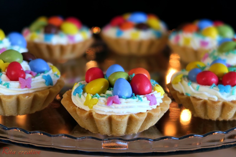 tartaletki wielkanocne tartaletki z kremem mascarpone i kolorowymi jajkami