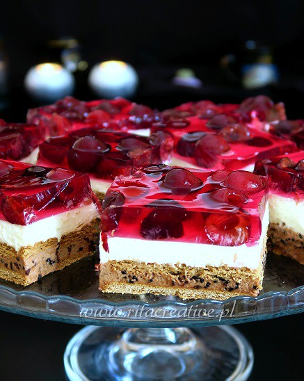 ciasto z kremem, galaretką i czereśniami