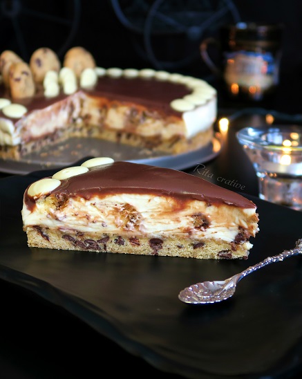 SERNIK Z CIASTECZKAMI I CZEKOLADĄ sernik z ciastkami i kawałkami czekolady