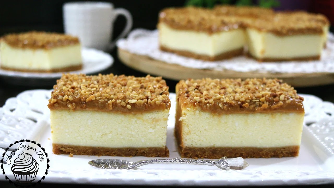 Sernik Kajmakowy na ciasteczkowym spodzie z krokantem orzechowym. Sernik z masą krówkową na ciasteczkowym spodzie polane masą kajmakową i posypane krokantem orzechowym.