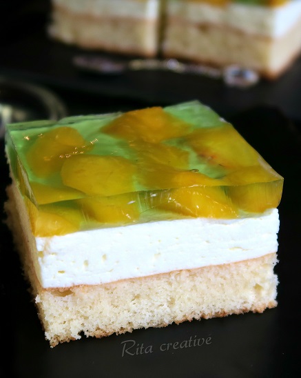 rita creative ciasto z brzoskwiniami i bitą śmietaną