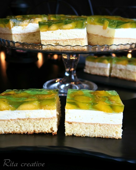 rita creative ciasto z brzoskwiniami i bitą śmietaną