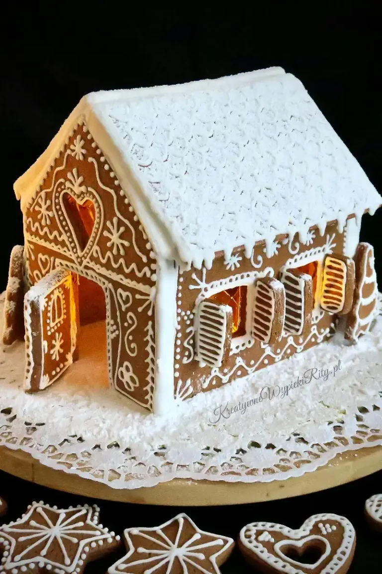 Domek z piernika udekorowany lukrem królewskim