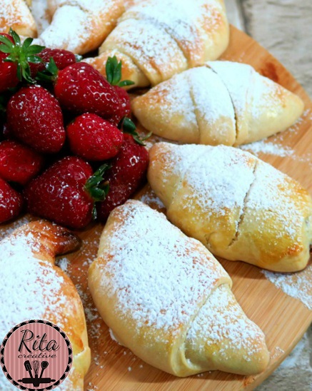 rogaliki z cekoladą i truskawkami