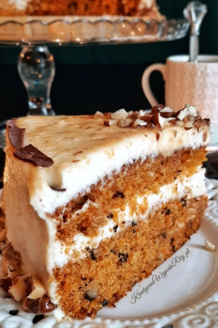 Tort marchewkowy z kremem mascarpone, orzechami włoskimi i sosem karmelowym
