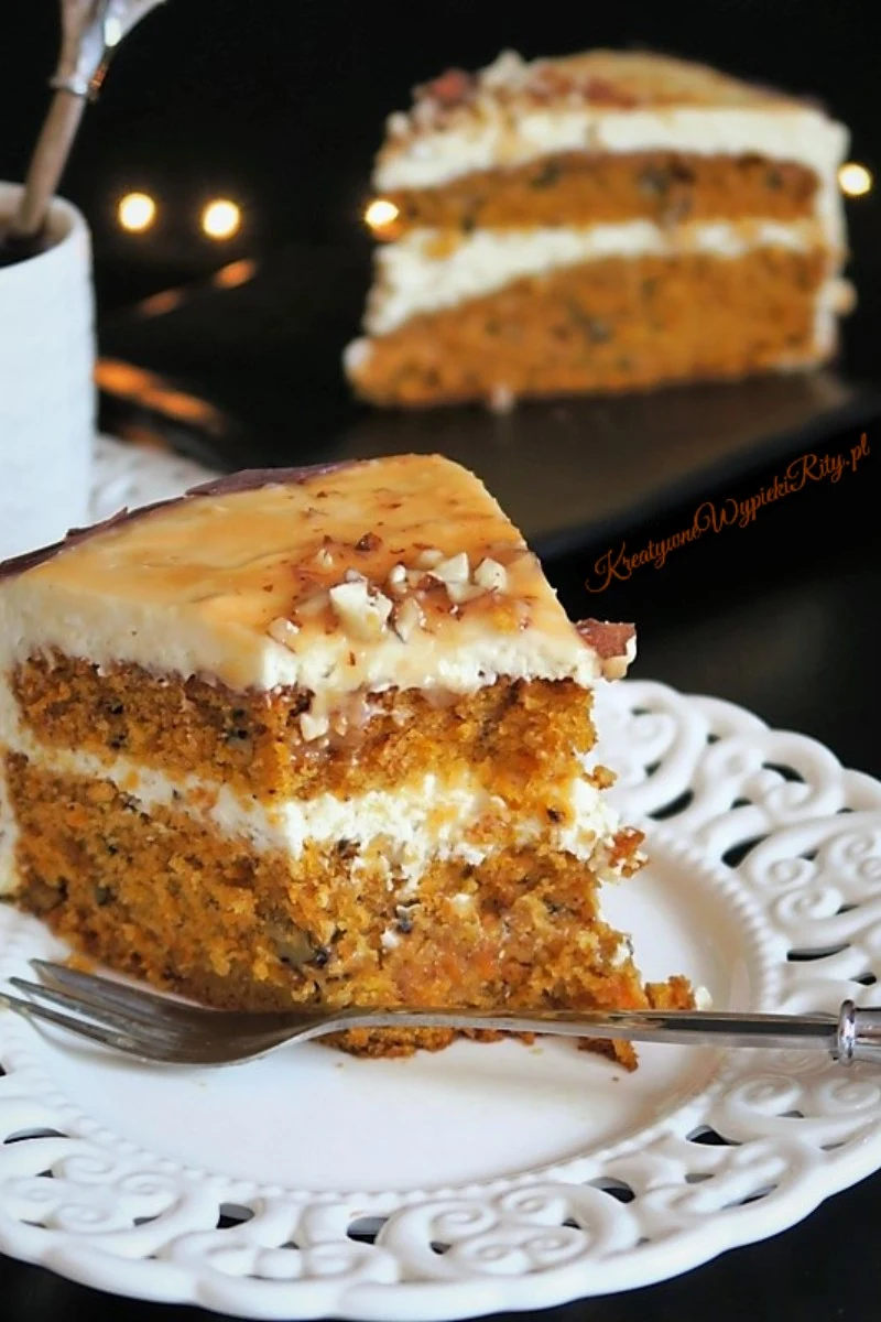 Ciasto marchewkowe z mascarpone, sosem karmelowym i migdałami