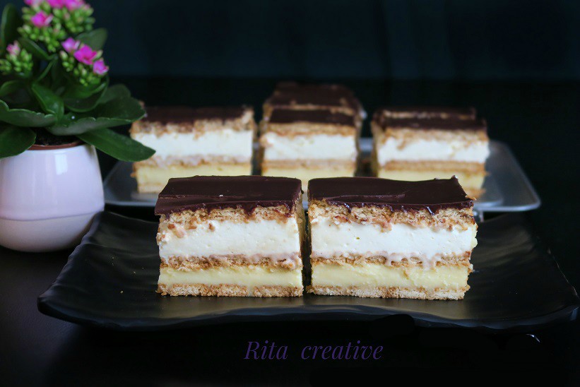 Ciasto z budyniem cytrynowym i bitą śmietaną.