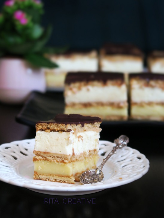 Ciasto z budyniem cytrynowym i bitą śmietaną.