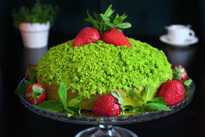 Kopiec skrzata - szpinakowe ciasto z kremem i truskawkami