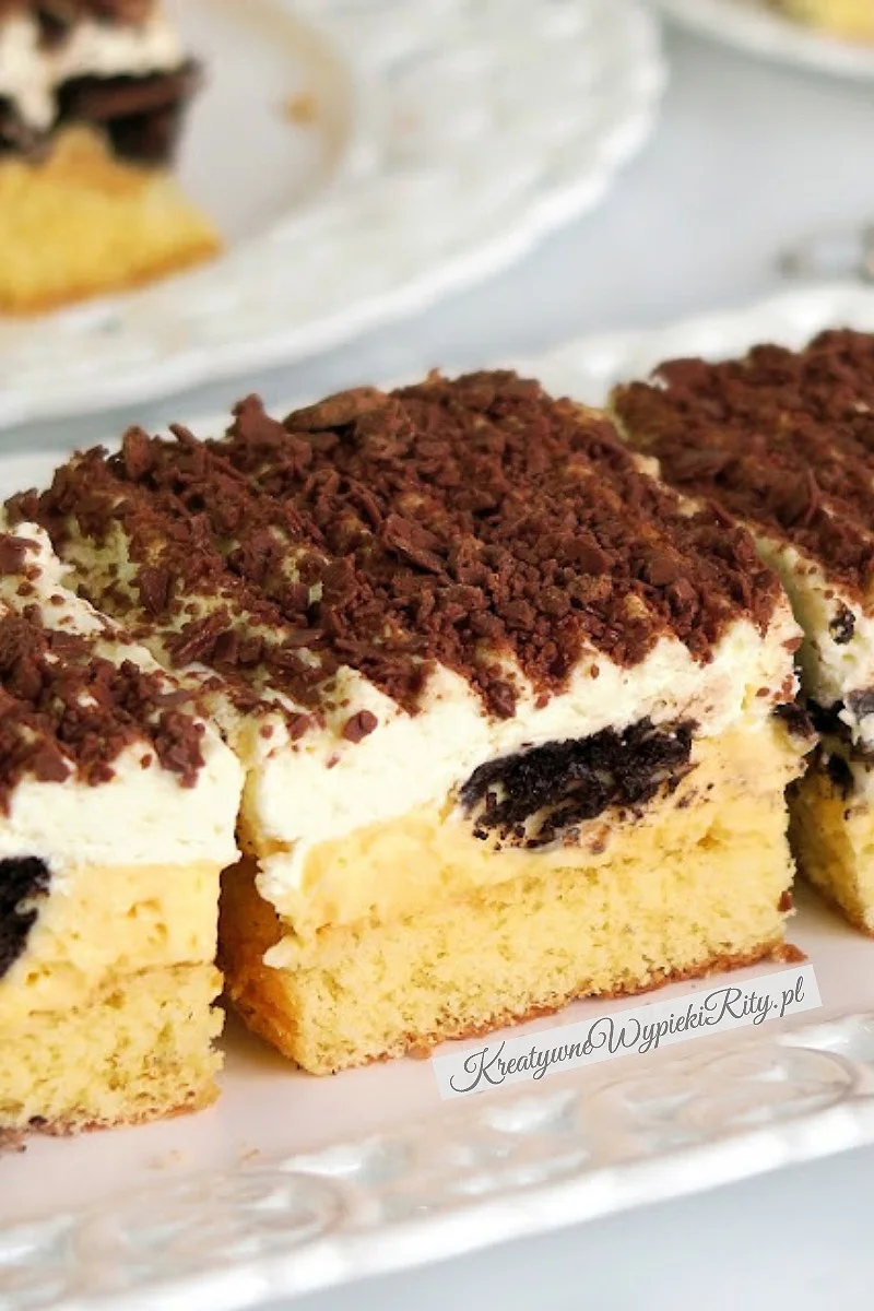 Ciasto z dyniowym budyniem, ciasteczkami Oreo i bitą śmietaną.