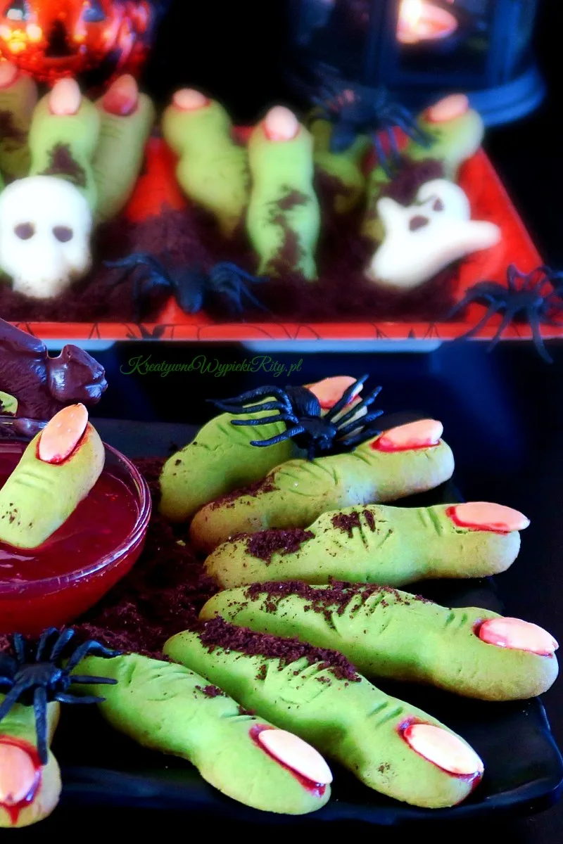Paluchy Zombie – kruche ciasteczka migdałowe na Halloween, udekorowane czerwonym sosem i czekoladkami.