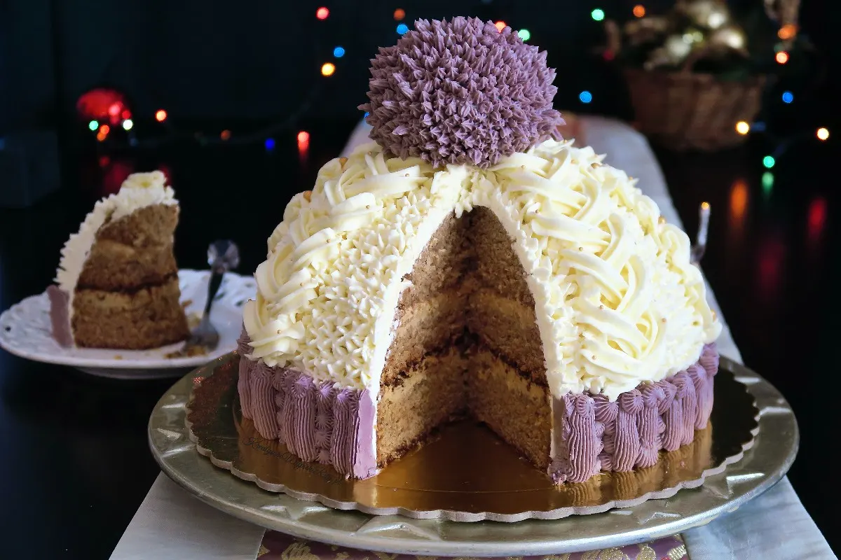 Tort Czapka Biała z Fioletowym Pomponem – Zimowy Tort 3D