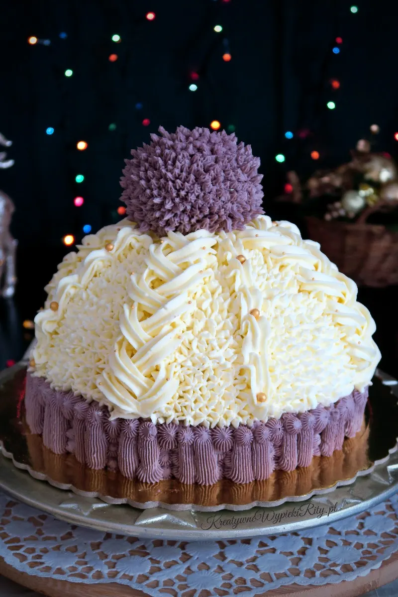 tort czapka 3d biała czapka z fioletowym pomponem.