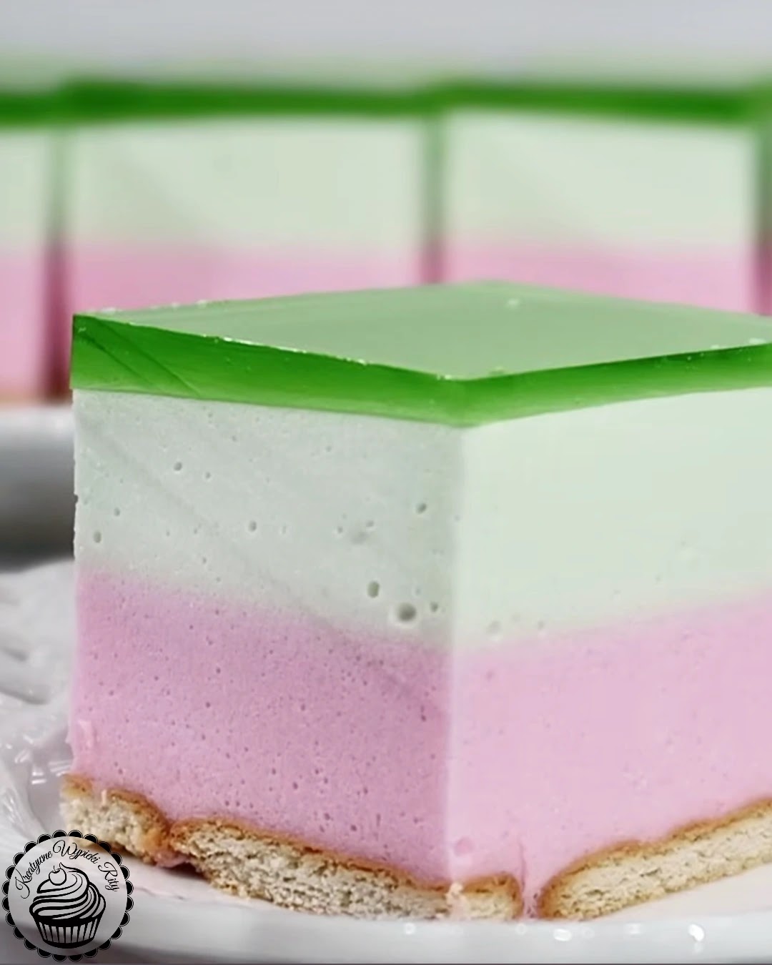 Ciasto piankowe z galaretką na zimno – szybki przepis bez pieczenia Zbliżenie na galaretkę agrestową na wierzchu ciasta piankowego na zimno.