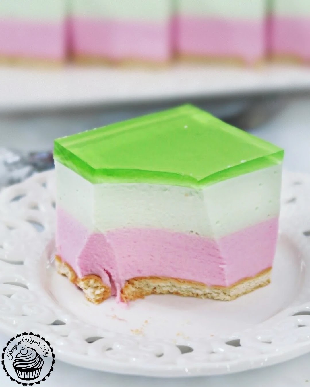 Ciasto piankowe z galaretką na zimno – szybki sposób na pyszny deser Kawałek ciasta piankowego z galaretką na zimno podany na talerzu.