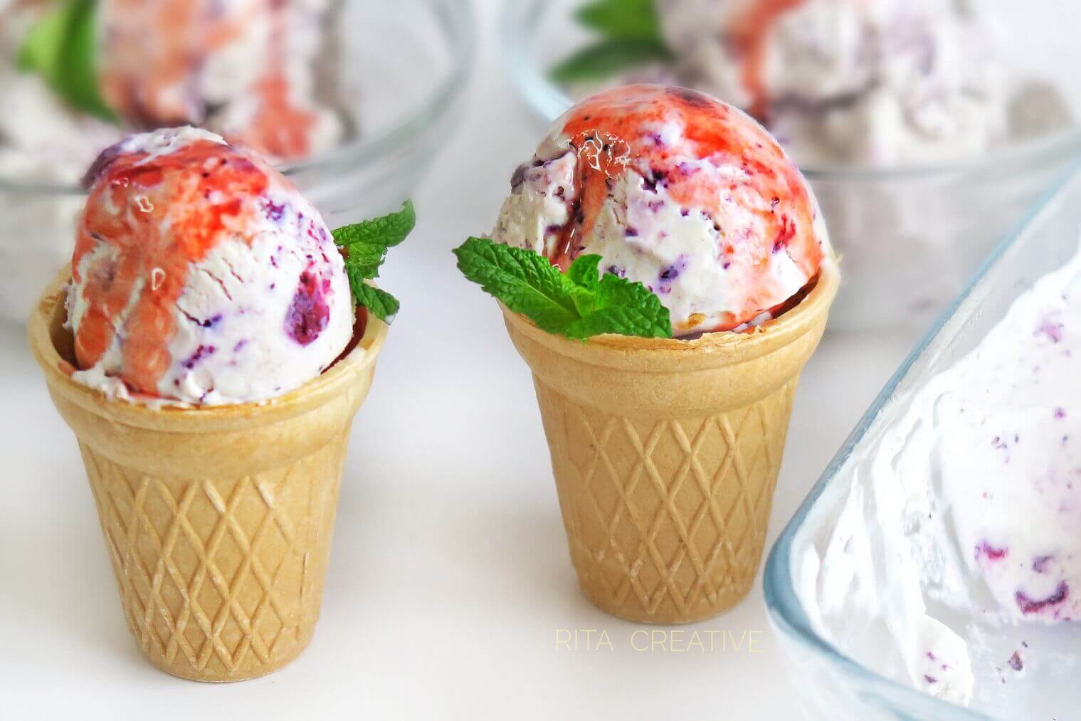 Lody śmietankowe z jagodami. Lody z jagodami.