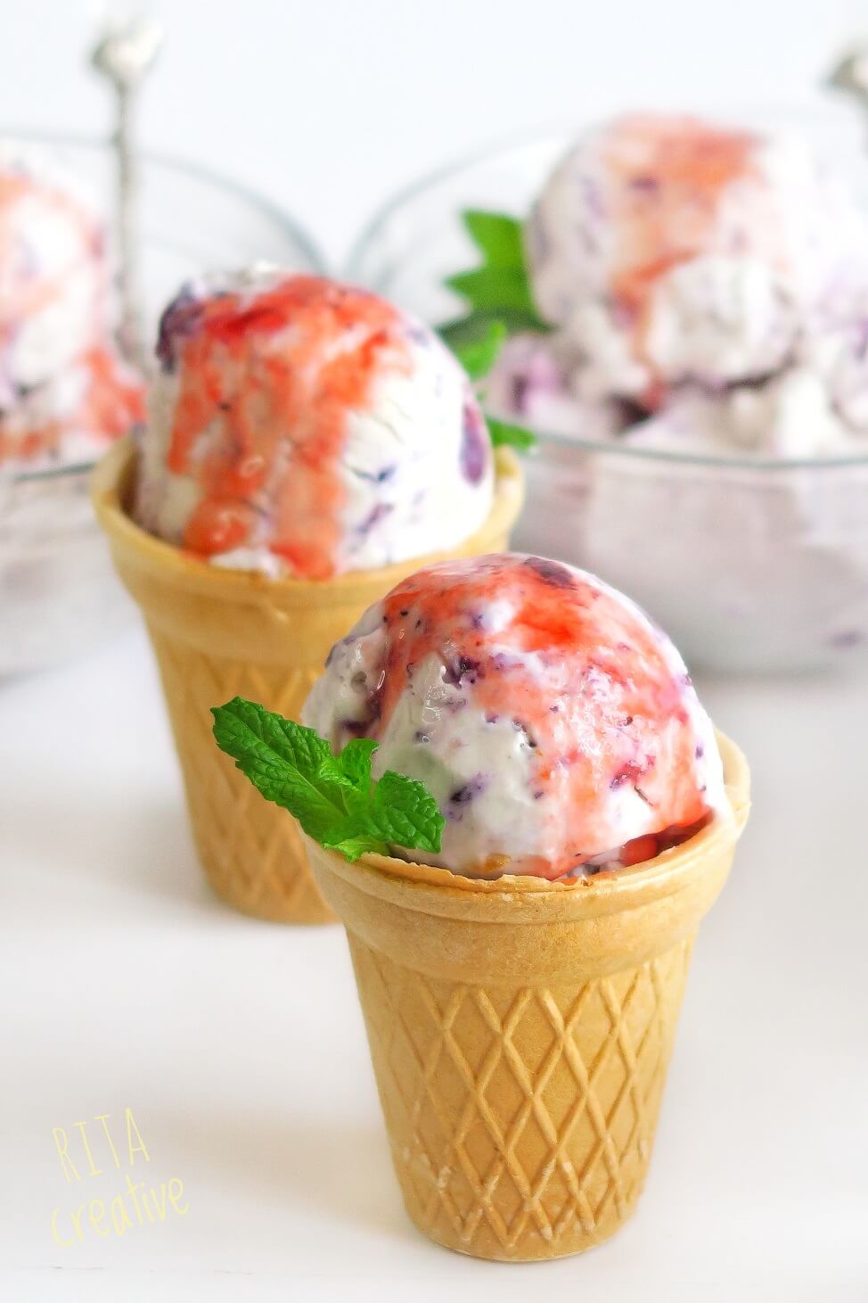 Lody śmietankowe z jagodami. Lody z jagodami.