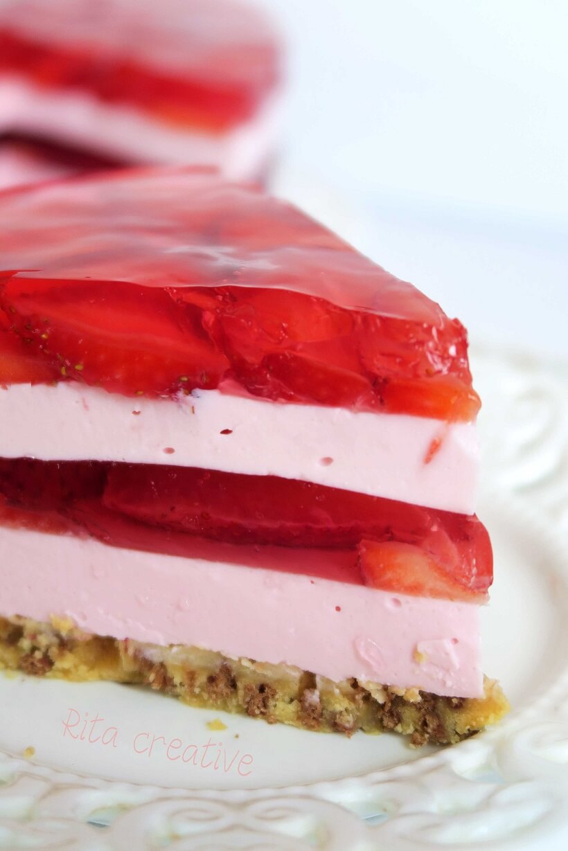 Sernik na zimno z galaretką i truskawkami. Sernik z owocami.