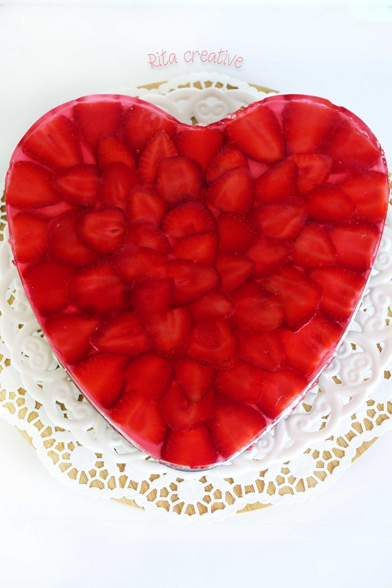 Sernik z truskawkami na dzień mamy. Sernik z galaretką i truskawkami.