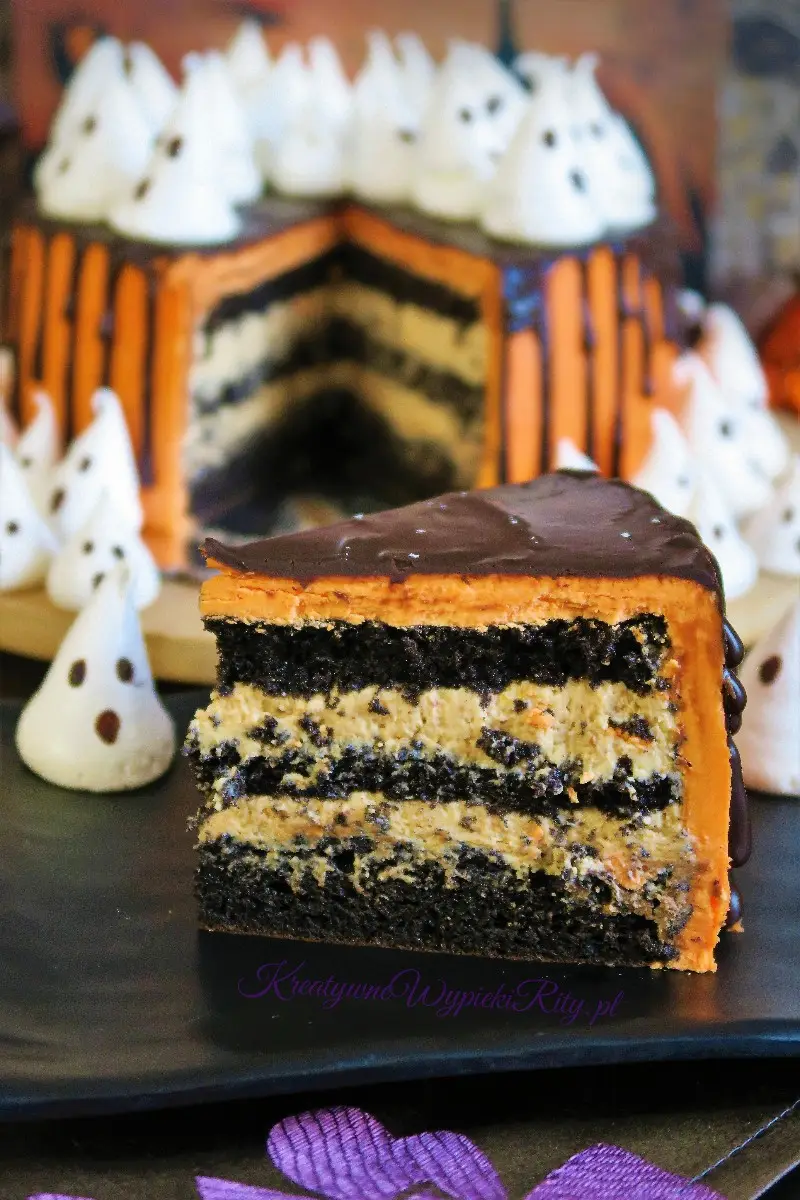 Tort z duszkami bezowymi na Halloween – czarny biszkopt z kremem orzechowym, maślaną masą i słodkimi bezowymi duszkami, efektowny deser na imprezę Halloween.