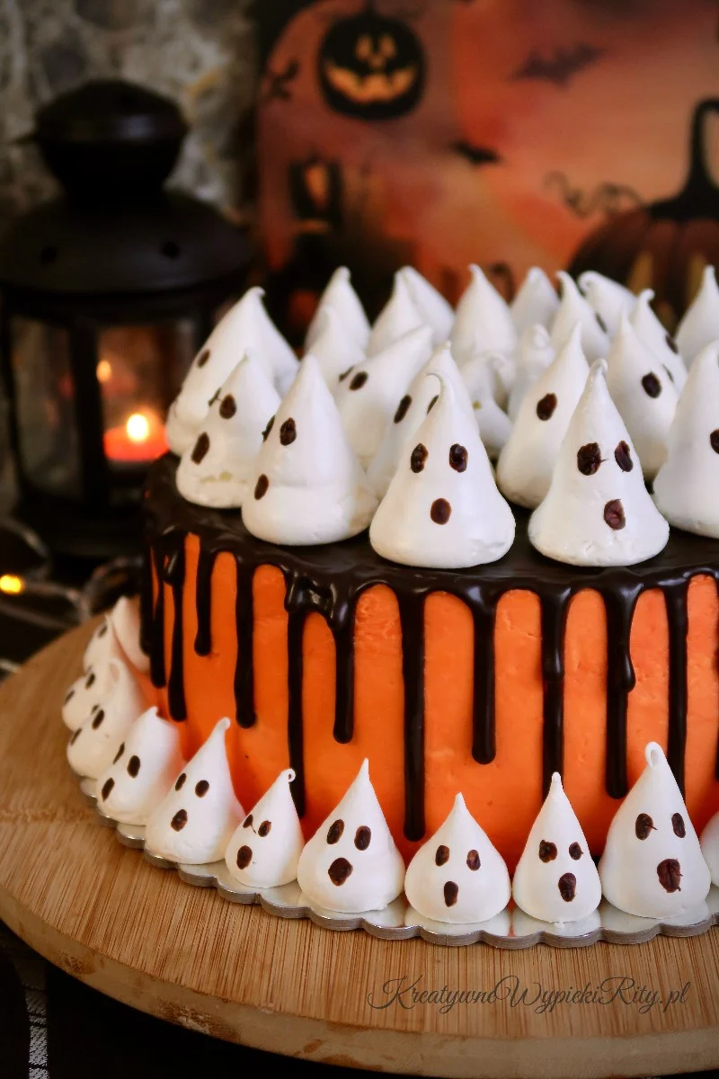 Tort z duszkami bezowymi na Halloween – czarny biszkopt z kremem orzechowym, maślaną masą i słodkimi bezowymi duszkami, efektowny deser na imprezę.