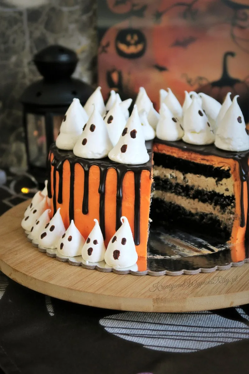 Tort z duszkami bezowymi na Halloween – czarny biszkopt z kremem orzechowym, maślaną masą i słodkimi bezowymi duszkami, efektowny deser na imprezę.