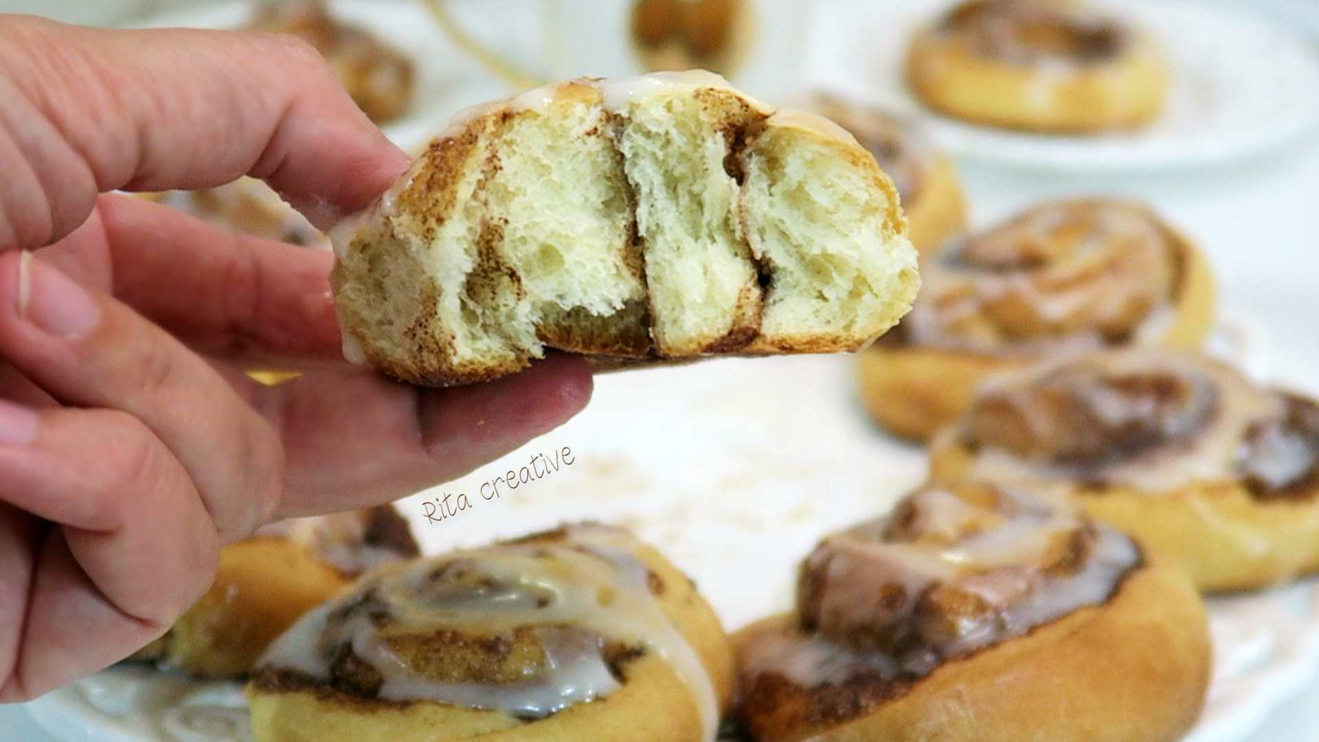 Cynamonki z lukrem cytrynowym. Bułeczki drożdżowe z cynamonem.