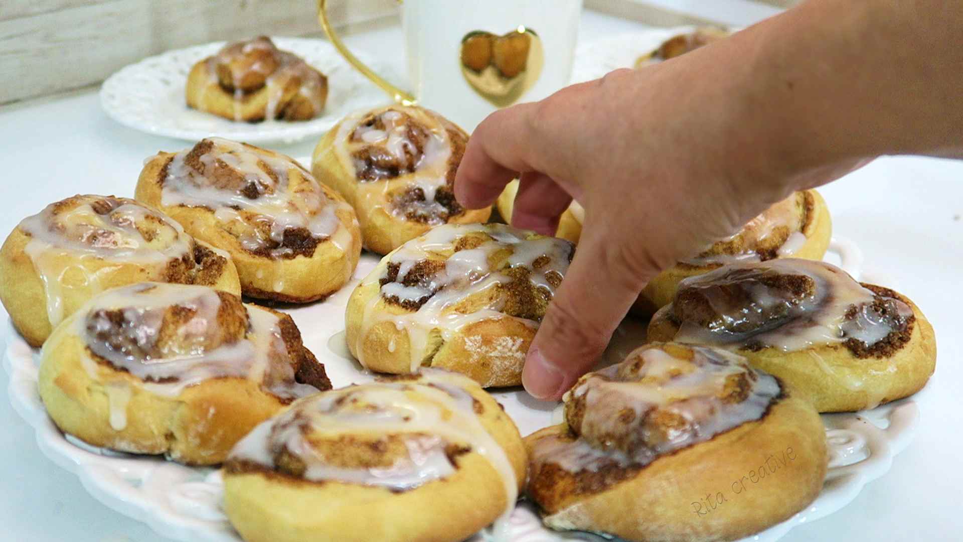 Cynamonki z lukrem cytrynowym Cynamonowe bułeczki z lukrem cytrynowym