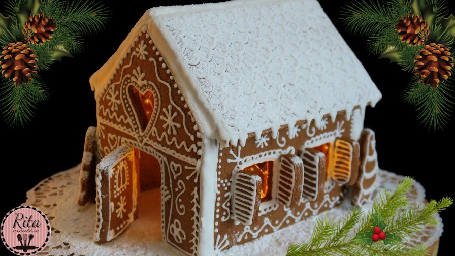 Domek z piernika Domek piernikowy udekorowany lukrem królewskim.