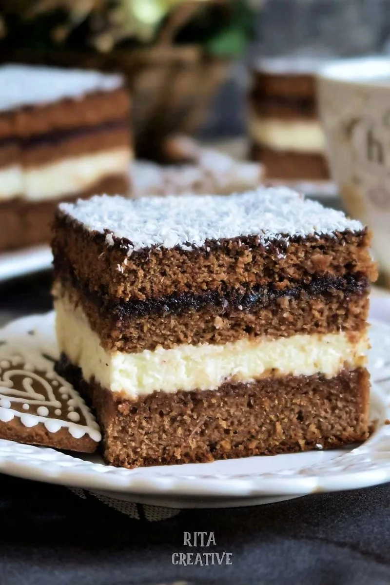 Piernik Herbaciany z kremem grysikowym i powidłami śliwkowymi.