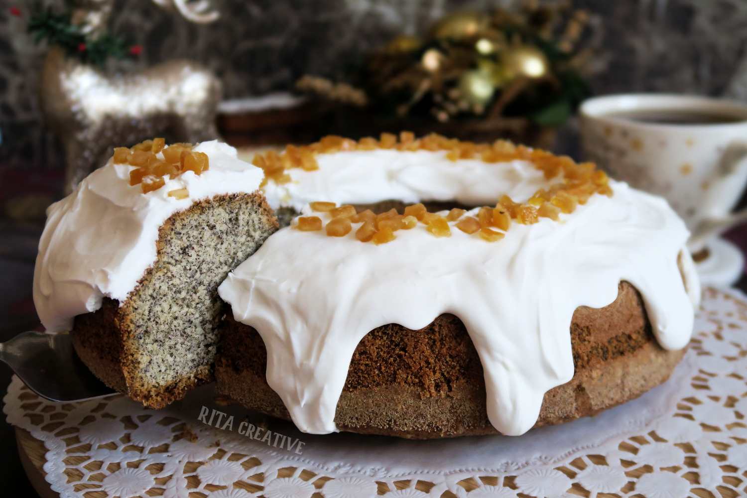 Babka z makiem ozdobiona lukrem królewskim i kandyzowaną skórką pomarańczy