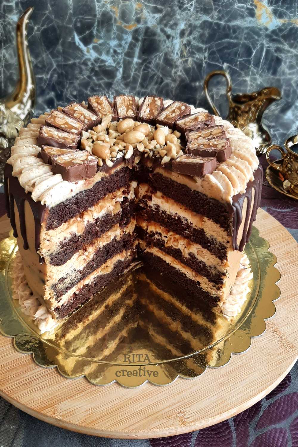 Tort Snickers z czekoladowym biszkoptem, kremem orzechowym i karmelem