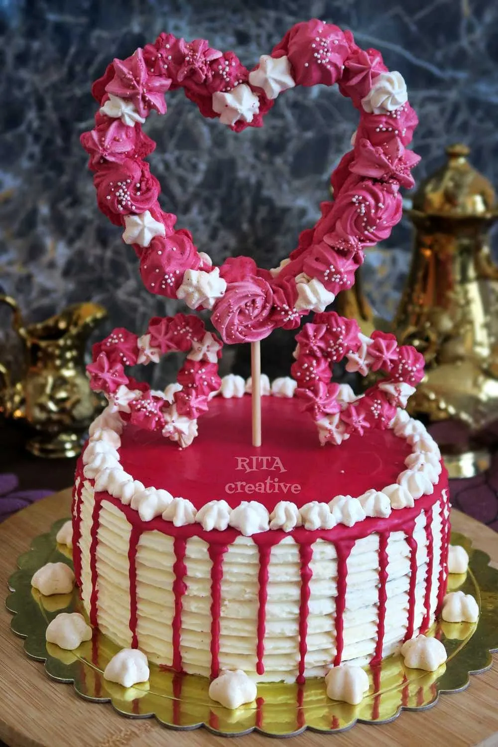 Tort confetti z kremem cytrynowym i różowymi lizakami bezowymi na Walentynki