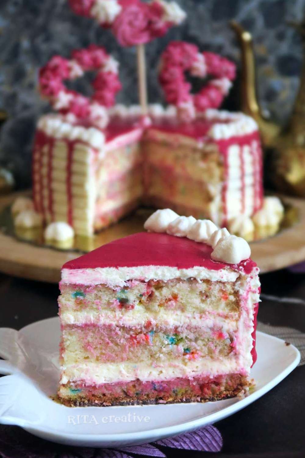 Tort Confetti z biszkoptem confetti, kremem cytrynowym i bezikami