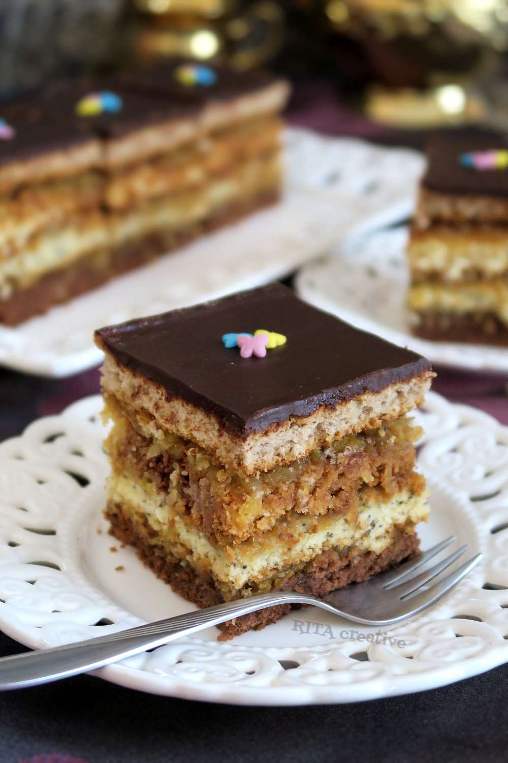 mazurek czterowarstwowy mazurek wielkanocny z jabłkami