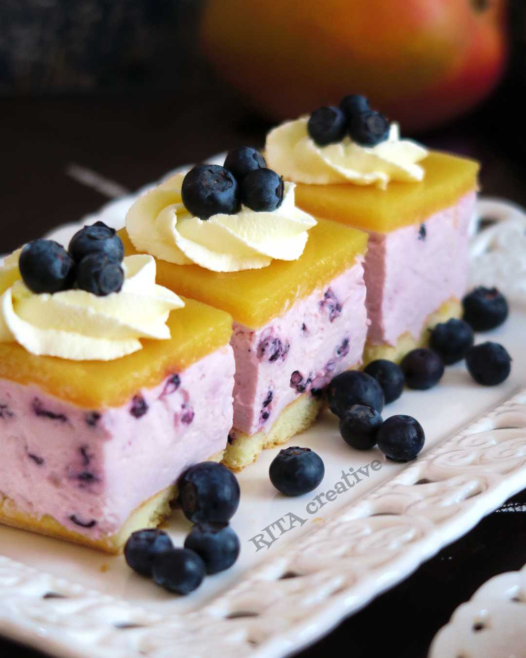 Ciasto bez pieczenia z jagodami i mango