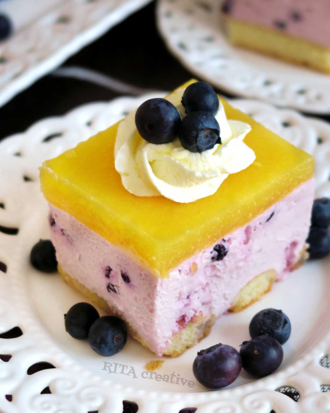 ciasto-z-mango-i-jagodami-bez-pieczenia