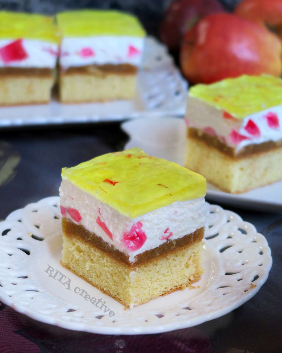 Jabłecznik na biszkopcie z galaretką Jabłecznik a szarlotka