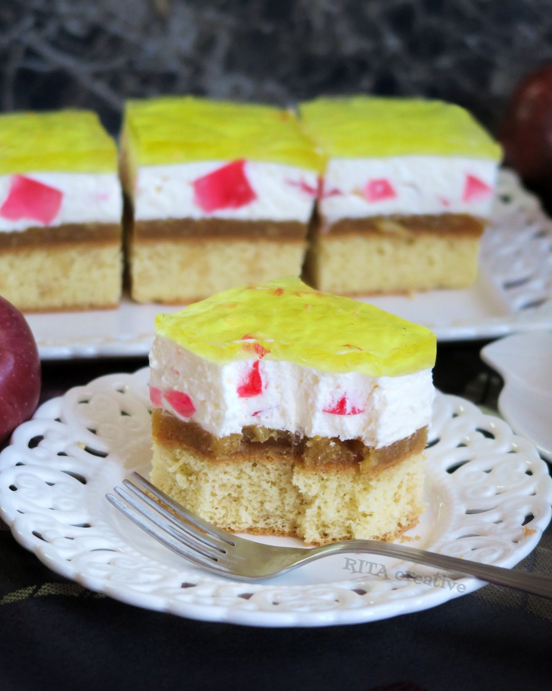 Jabłecznik na biszkopcie z galaretką Jabłecznik przepis