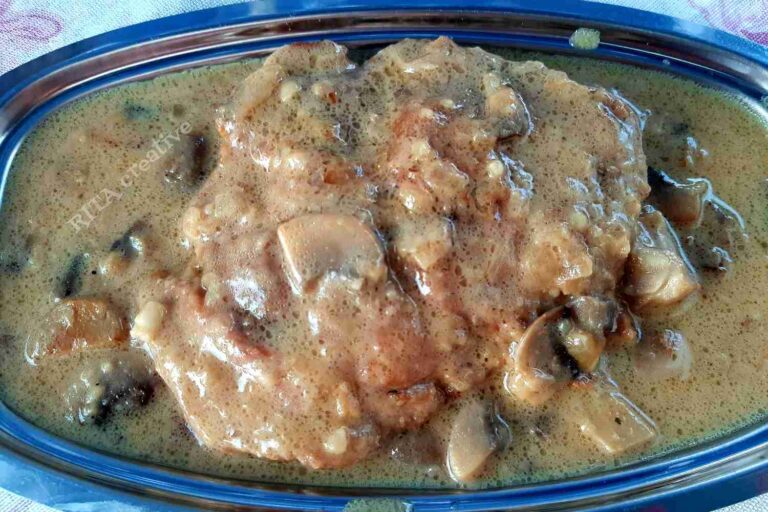 Bitki schabowe w sosie pieczarkowym